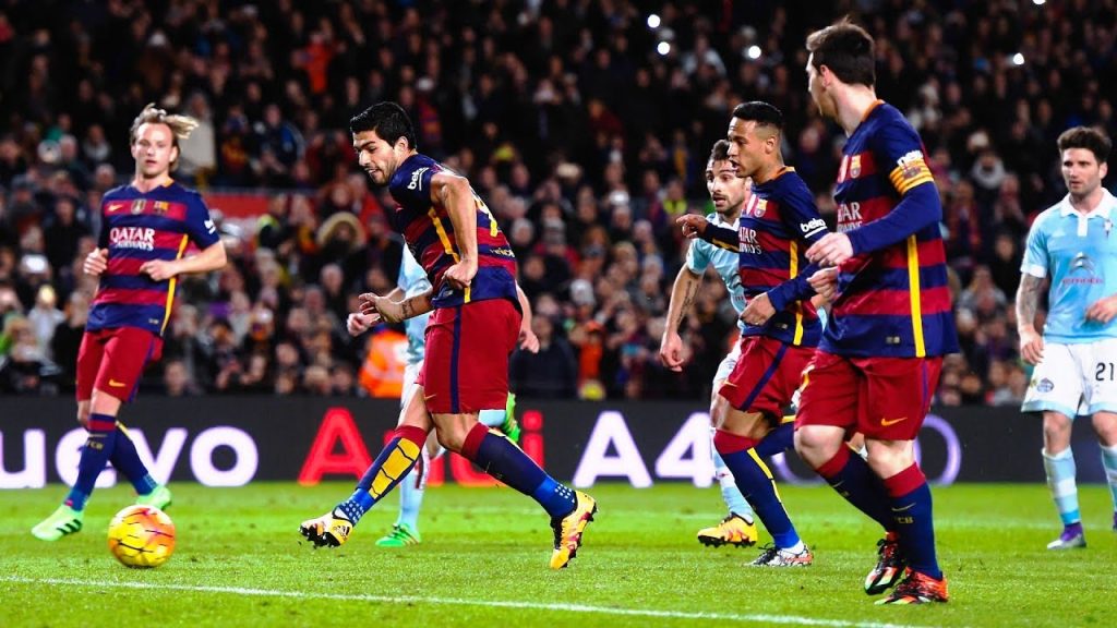 Messi từng thay vì thực hiện sút lại chuyền cho Suarez ghi bàn trên chấm 11m
